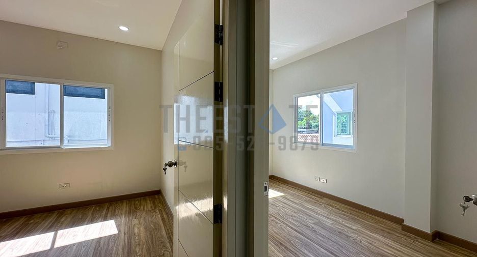 For sale 4 bedrooms townhouse in San Kamphaeng, Chiang Mai