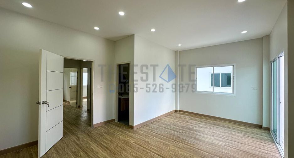 For sale 4 bedrooms townhouse in San Kamphaeng, Chiang Mai