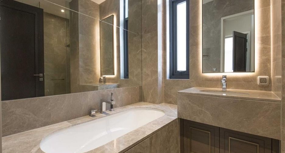 For rent 3 bedrooms condo in Khlong Toei, Bangkok
