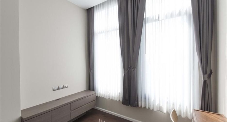 For rent 3 bedrooms condo in Khlong Toei, Bangkok