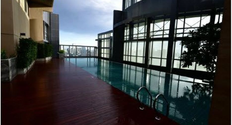 For rent 2 bedrooms condo in Pathum Wan, Bangkok