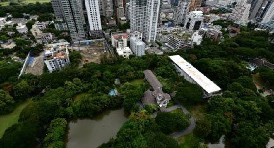 For rent 2 bedrooms condo in Pathum Wan, Bangkok
