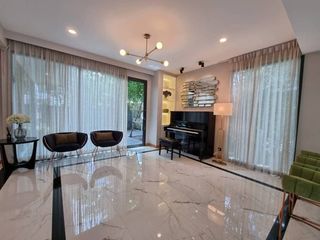 Casa en alquiler de 4 habitaciones en Huai Khwang, Bangkok