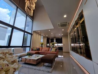 Casa en alquiler de 4 habitaciones en Huai Khwang, Bangkok