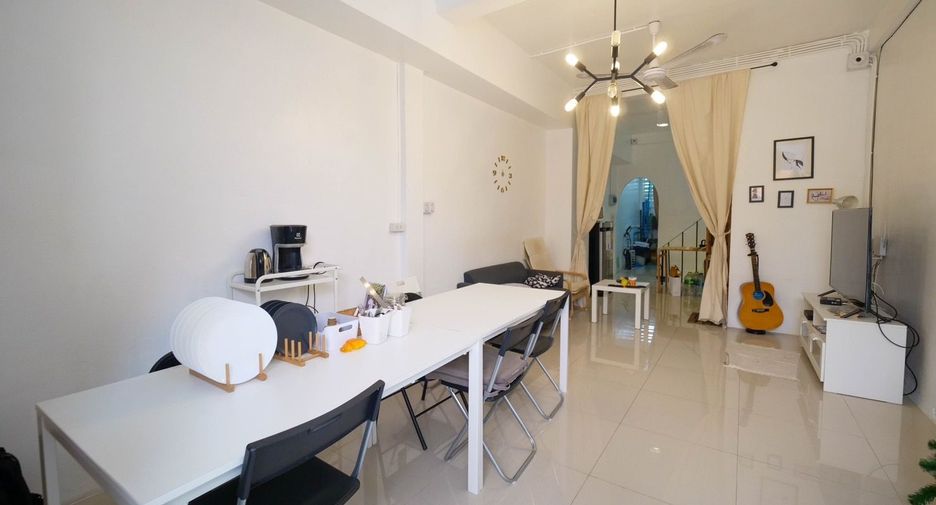 For sale 4 bedrooms retail Space in Khlong San, Bangkok
