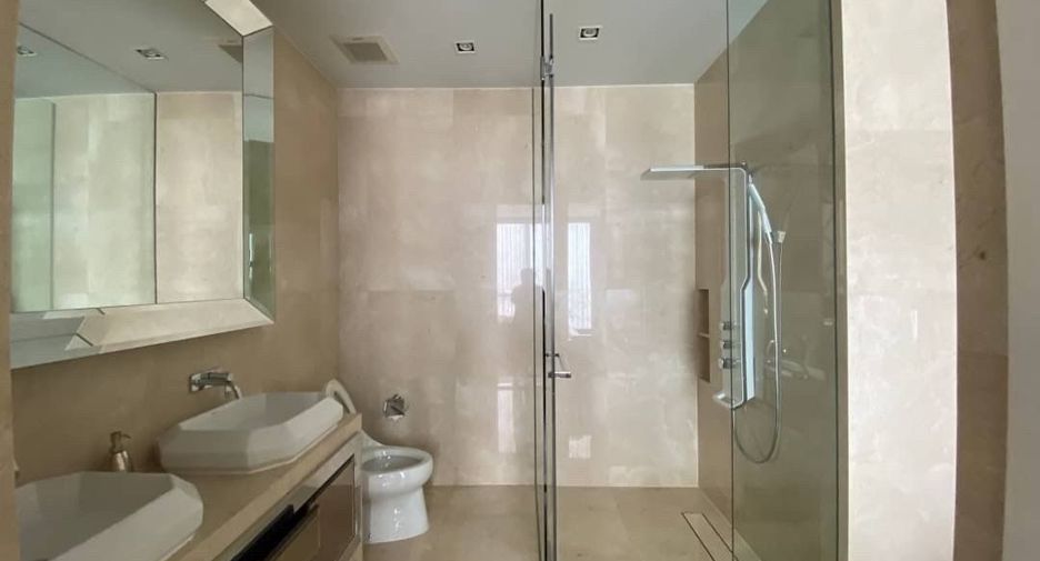 For rent 3 bedrooms condo in Khlong Toei, Bangkok