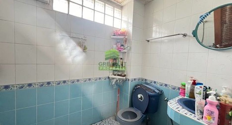 Casa adosada en venta de 2 habitaciones en Sam Phran, Nakhon Pathom
