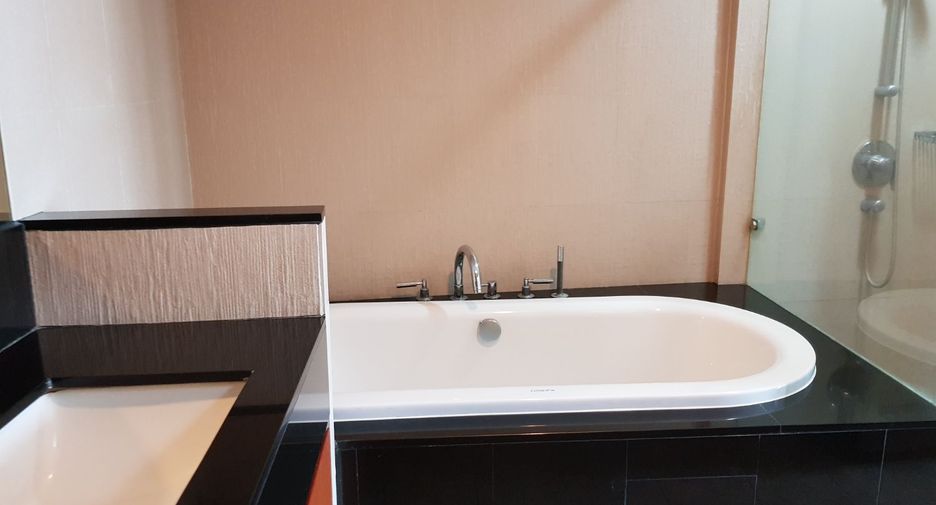 For rent and for sale 1 bed condo in Pathum Wan, Bangkok
