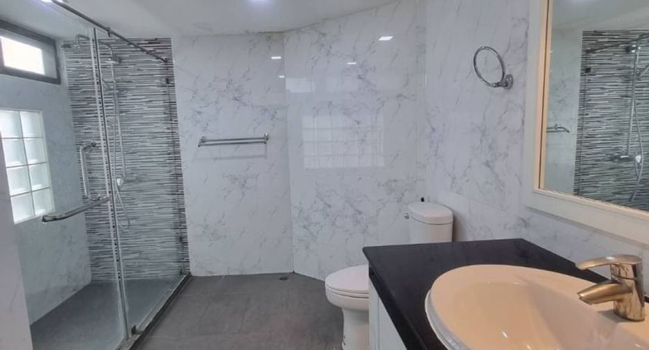 For rent 4 bedrooms condo in Khlong Toei, Bangkok