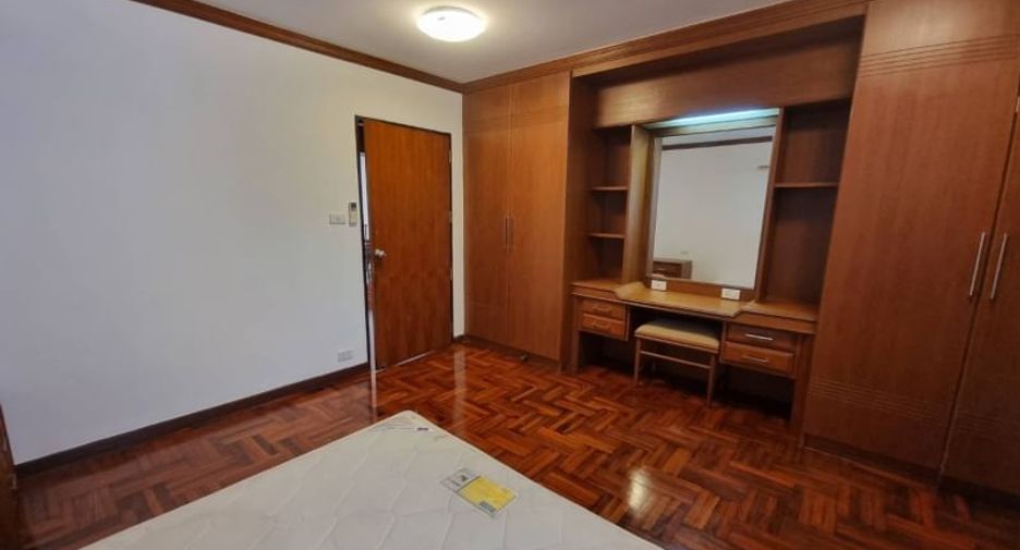 For rent 4 bedrooms condo in Khlong Toei, Bangkok