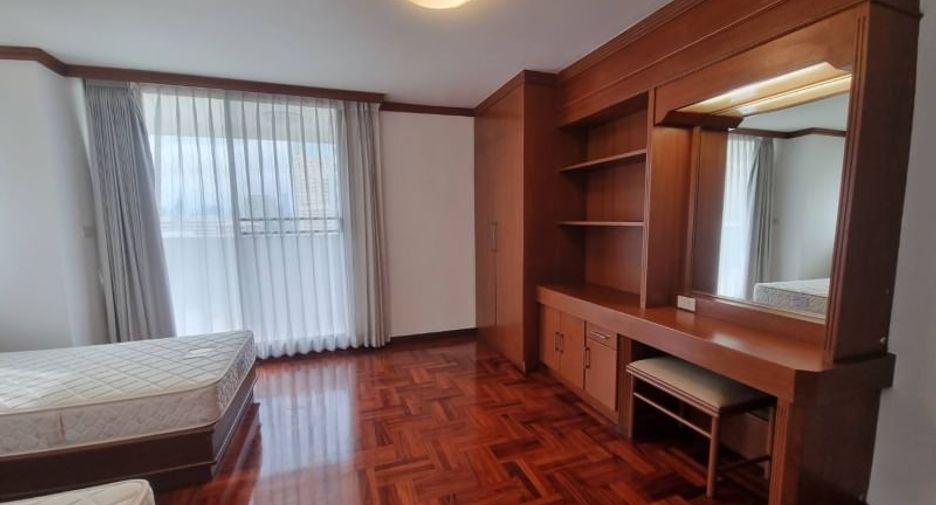 For rent 4 bedrooms condo in Khlong Toei, Bangkok