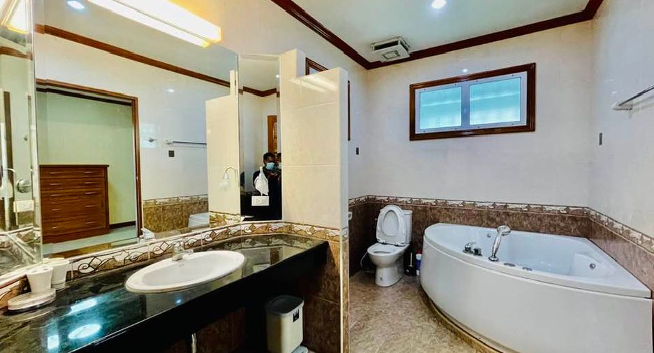 For rent 5 bedrooms villa in North Pattaya, Pattaya