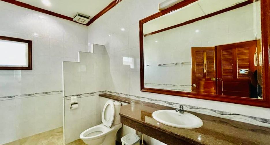 For rent 5 bedrooms villa in North Pattaya, Pattaya