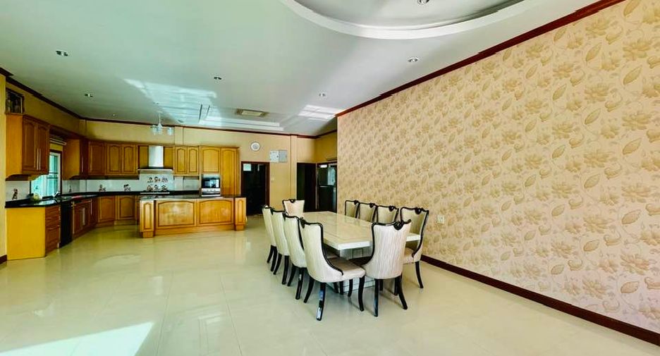 For rent 5 bedrooms villa in North Pattaya, Pattaya