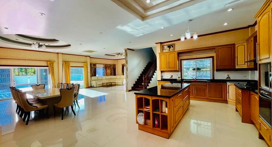 For rent 5 bedrooms villa in North Pattaya, Pattaya