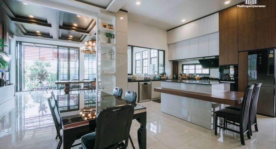For sale 5 bedrooms house in Khlong Luang, Pathum Thani