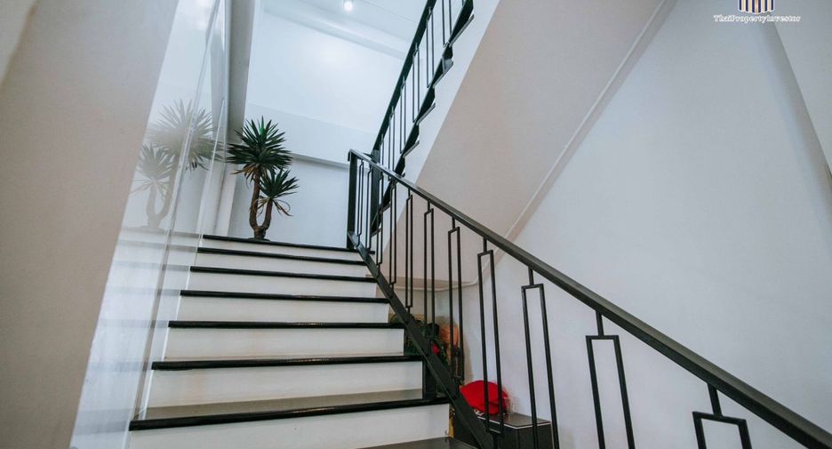 For sale 5 bedrooms house in Khlong Luang, Pathum Thani