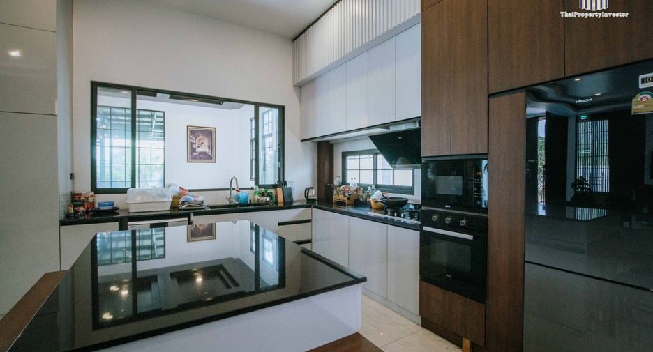 For sale 5 bedrooms house in Khlong Luang, Pathum Thani