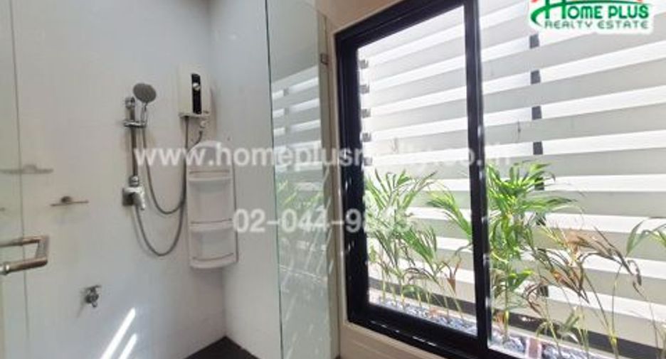 For sale 3 bedrooms townhouse in Mueang Samut Prakan, Samut Prakan