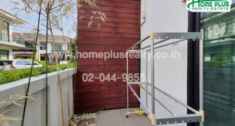For sale 3 bedrooms townhouse in Mueang Samut Prakan, Samut Prakan