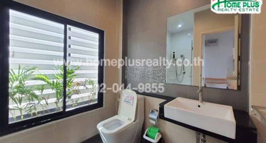 For sale 3 bedrooms townhouse in Mueang Samut Prakan, Samut Prakan
