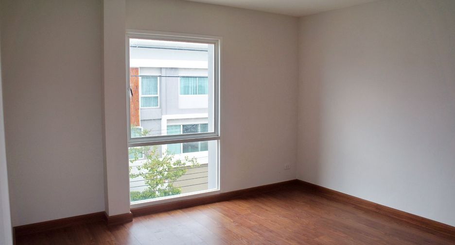 Reihenhaus zum Kauf mit Studio in Lat Krabang, Bangkok