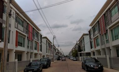 出售 公寓 联排别墅 在 Lat Krabang, 曼谷