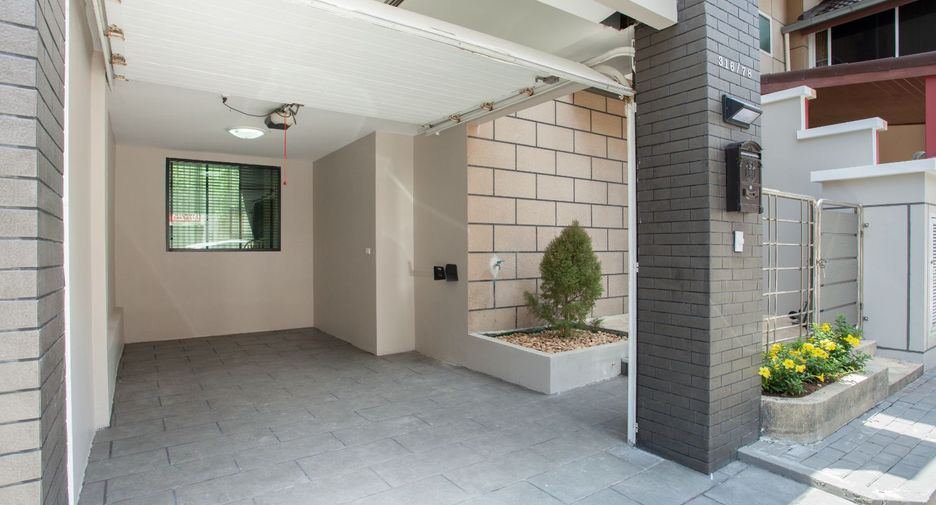 For rent 3 bedrooms townhouse in Wang Thonglang, Bangkok