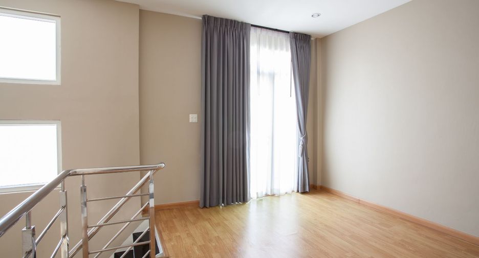 For rent 3 bedrooms townhouse in Wang Thonglang, Bangkok