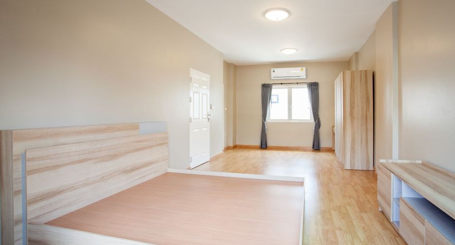 For rent 3 bedrooms townhouse in Wang Thonglang, Bangkok