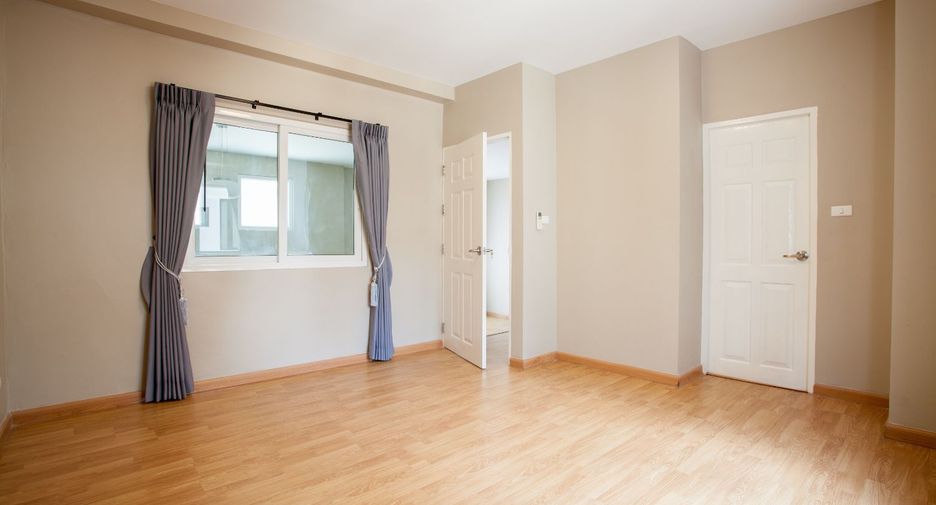 For rent 3 bedrooms townhouse in Wang Thonglang, Bangkok