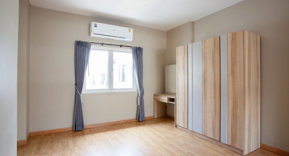 For rent 3 bedrooms townhouse in Wang Thonglang, Bangkok