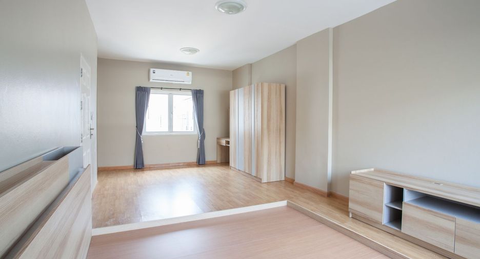 For rent 3 bedrooms townhouse in Wang Thonglang, Bangkok