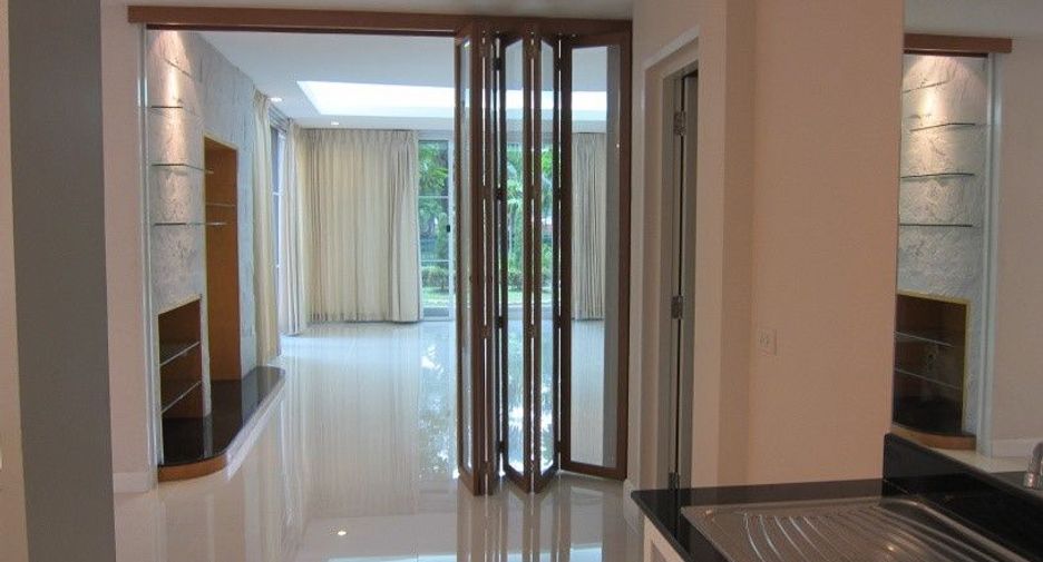 For rent 4 bedrooms house in Mueang Samut Prakan, Samut Prakan