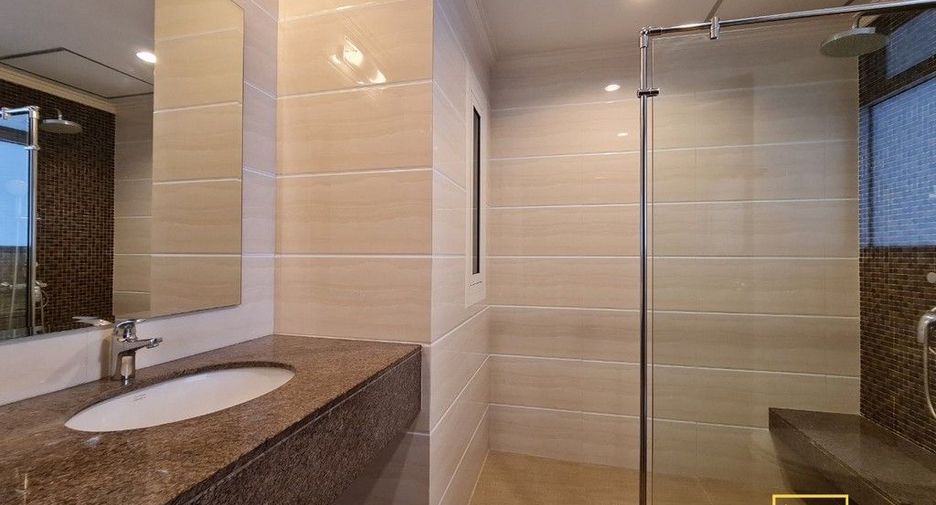 For rent 3 bedrooms condo in Khlong Toei, Bangkok