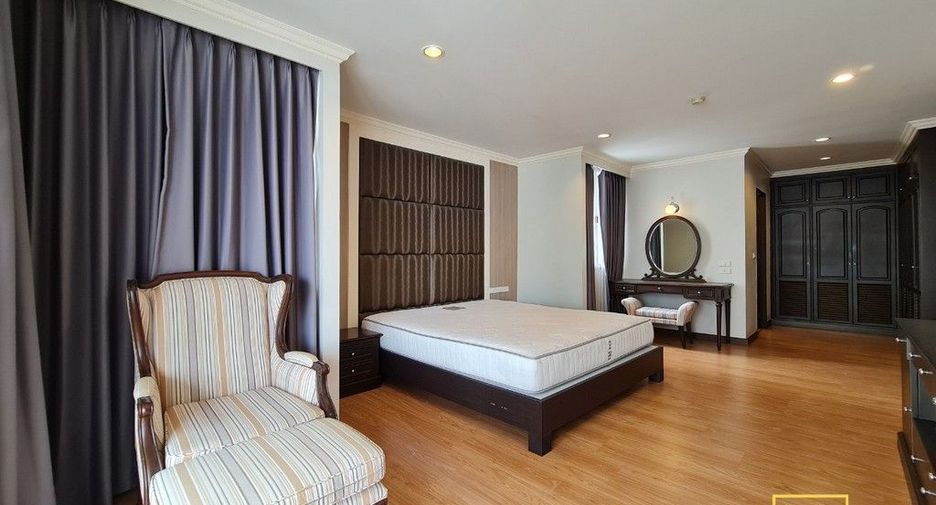 For rent 3 bedrooms condo in Khlong Toei, Bangkok