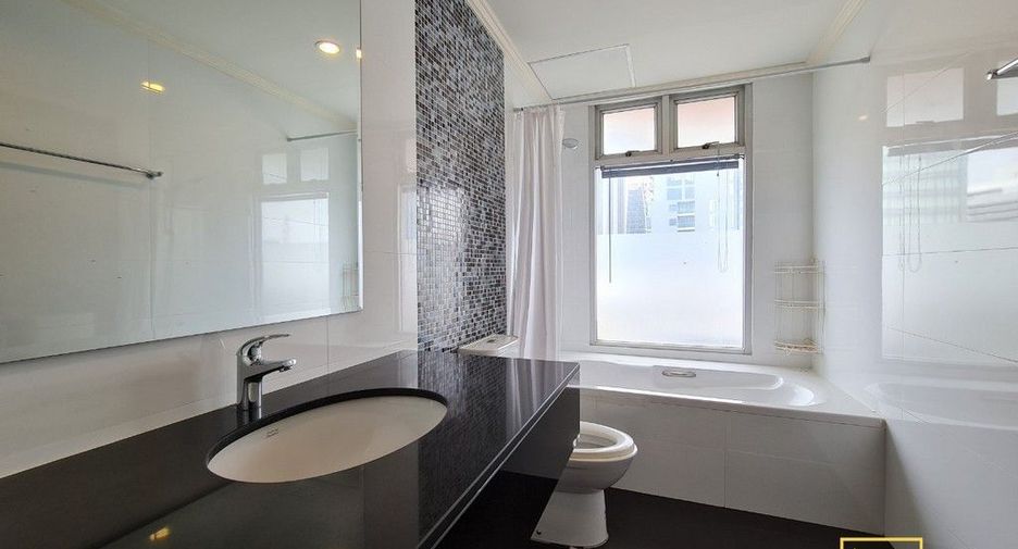 For rent 3 bedrooms condo in Khlong Toei, Bangkok