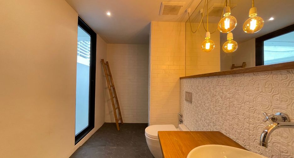 For rent 4 bedrooms condo in Watthana, Bangkok