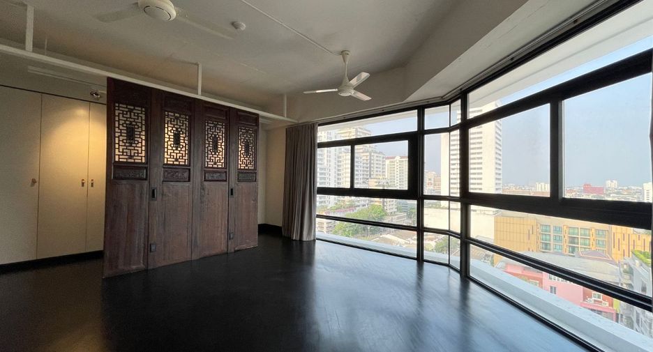 For rent 4 bedrooms condo in Watthana, Bangkok