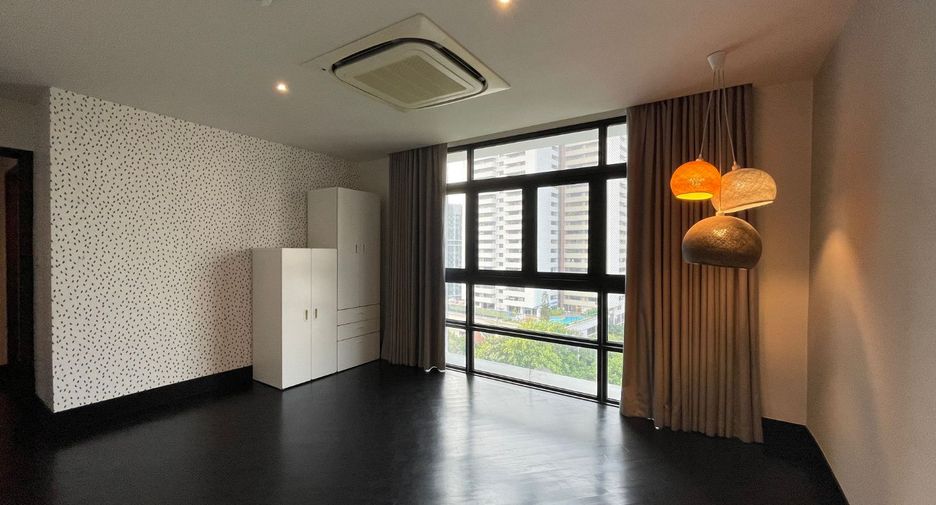 For rent 4 bedrooms condo in Watthana, Bangkok