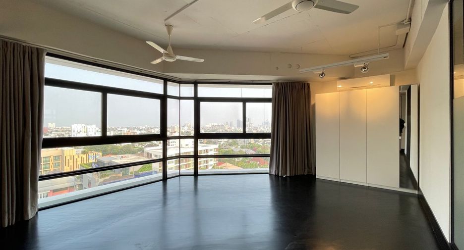 For rent 4 bedrooms condo in Watthana, Bangkok
