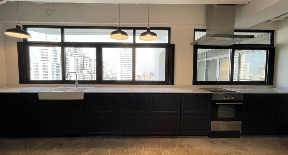 For rent 4 bedrooms condo in Watthana, Bangkok