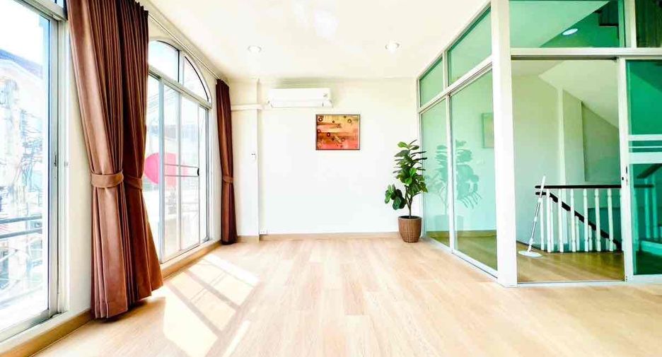 For rent 3 bedrooms townhouse in Prawet, Bangkok