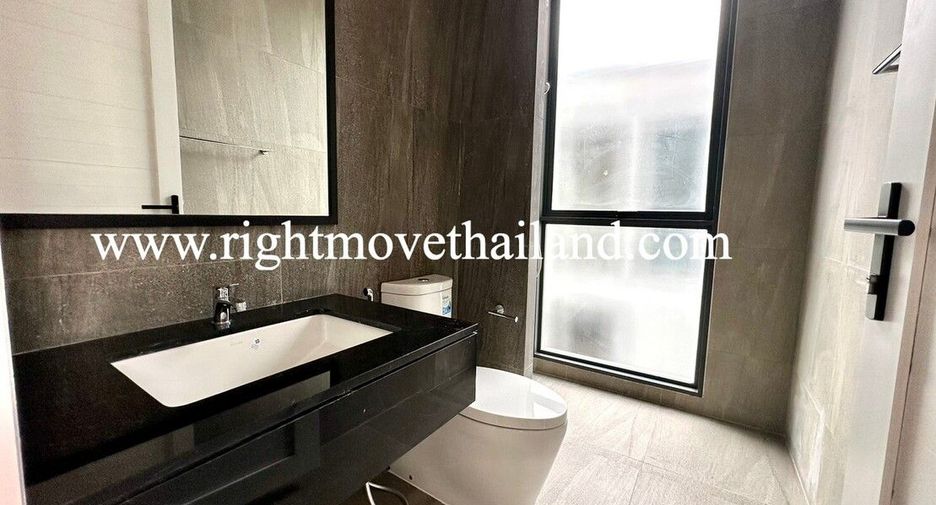 For sale 3 bedrooms townhouse in Wang Thonglang, Bangkok