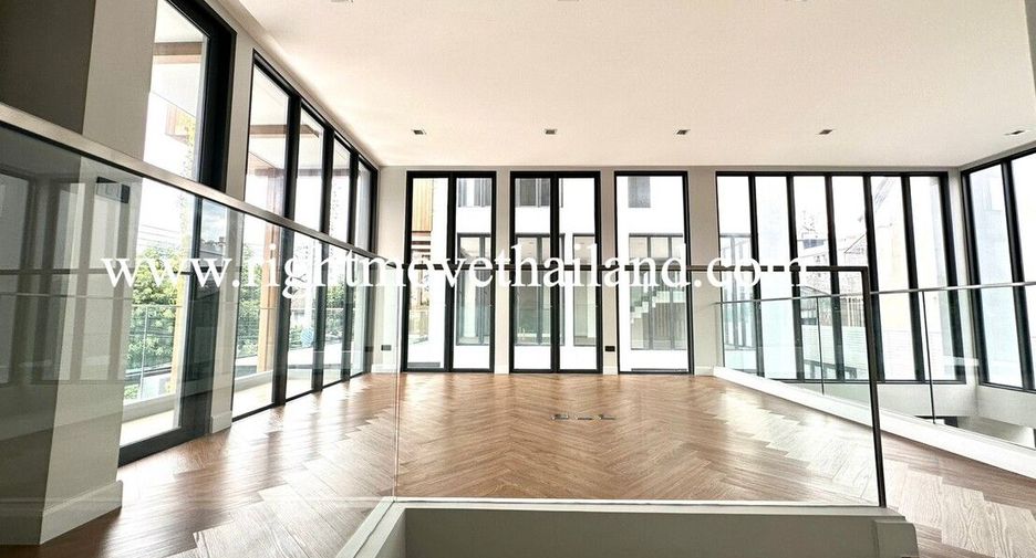 For sale 3 bedrooms townhouse in Wang Thonglang, Bangkok