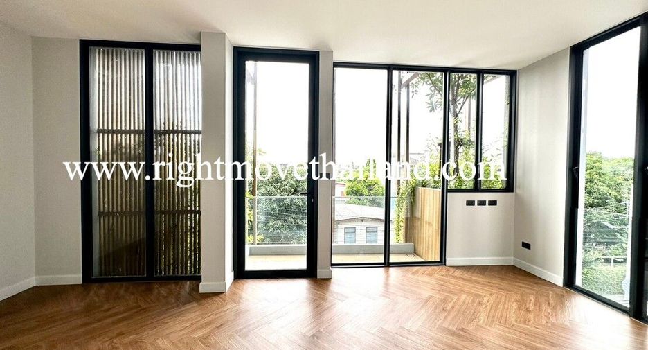 For sale 3 bedrooms townhouse in Wang Thonglang, Bangkok