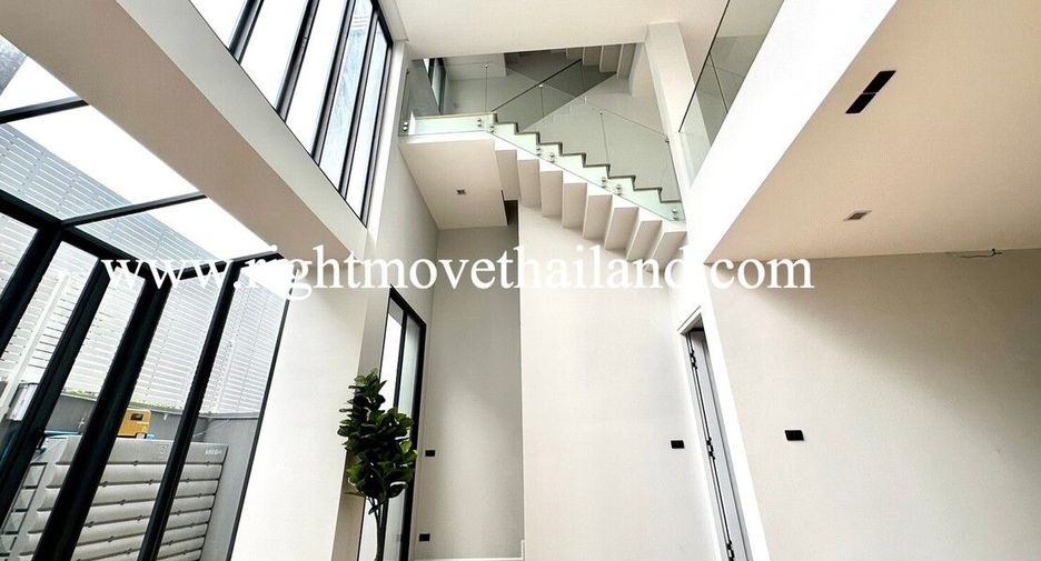 For sale 3 bedrooms townhouse in Wang Thonglang, Bangkok