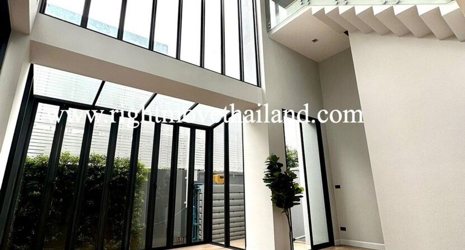 For sale 3 bedrooms townhouse in Wang Thonglang, Bangkok