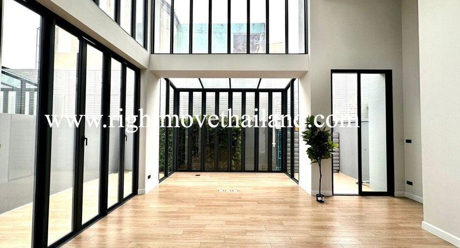 For sale 3 bedrooms townhouse in Wang Thonglang, Bangkok