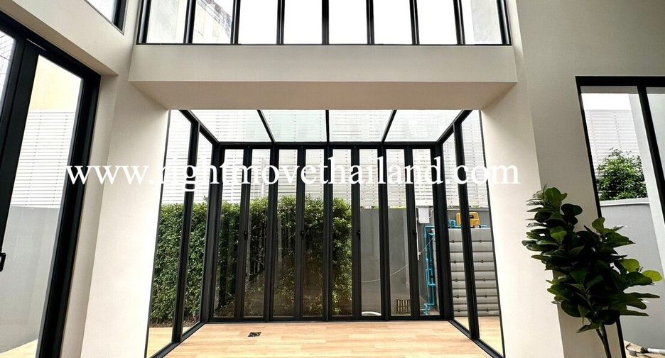 For sale 3 bedrooms townhouse in Wang Thonglang, Bangkok